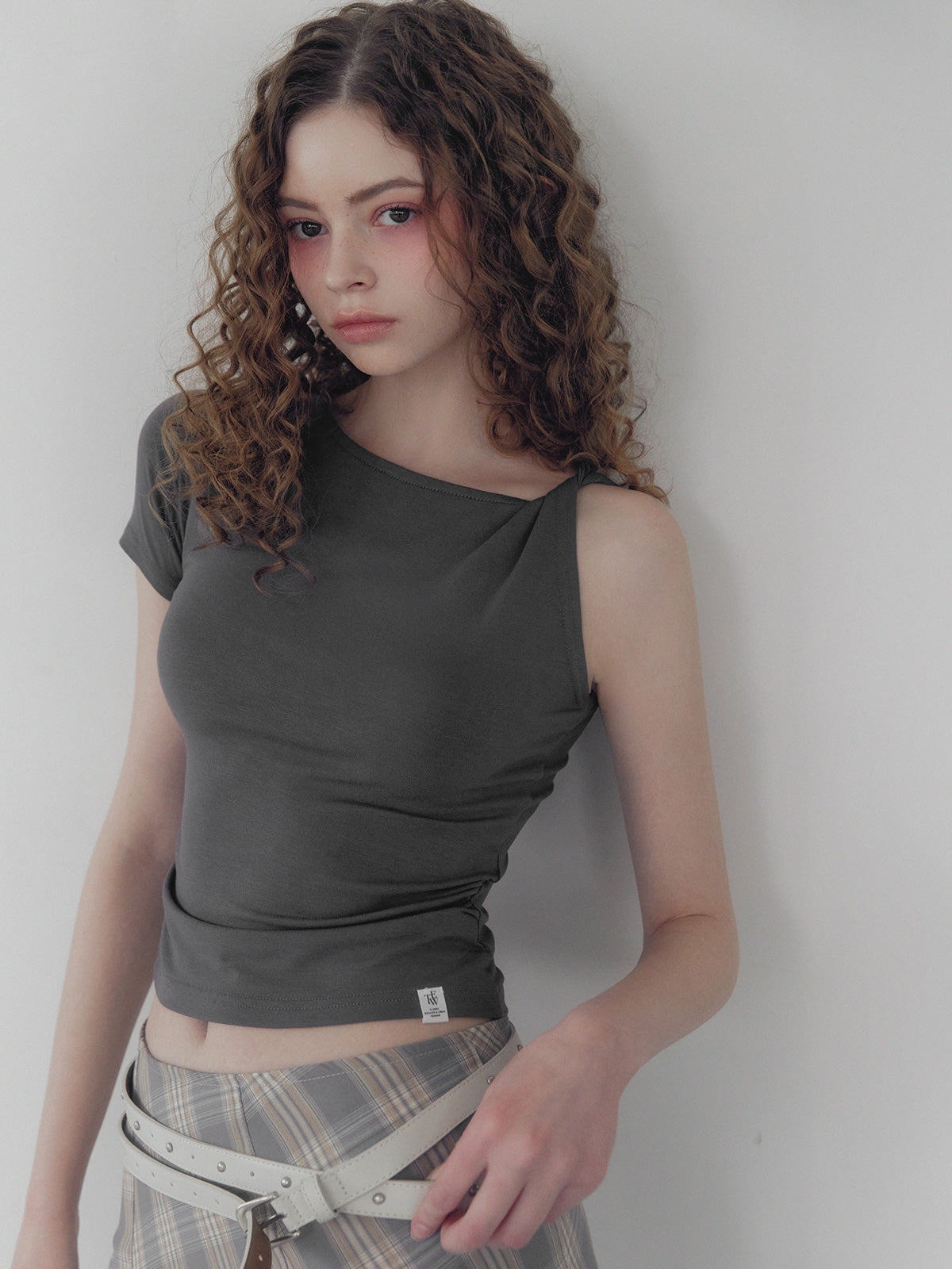 Betizen Asymmetric Twist T-Shirt