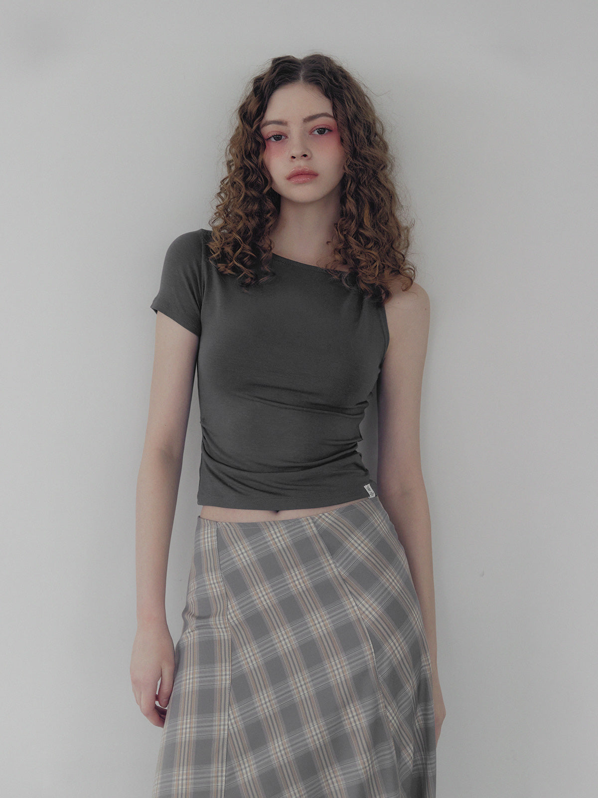 [TWEE] Betizen Asymmetric Twist T-Shirt