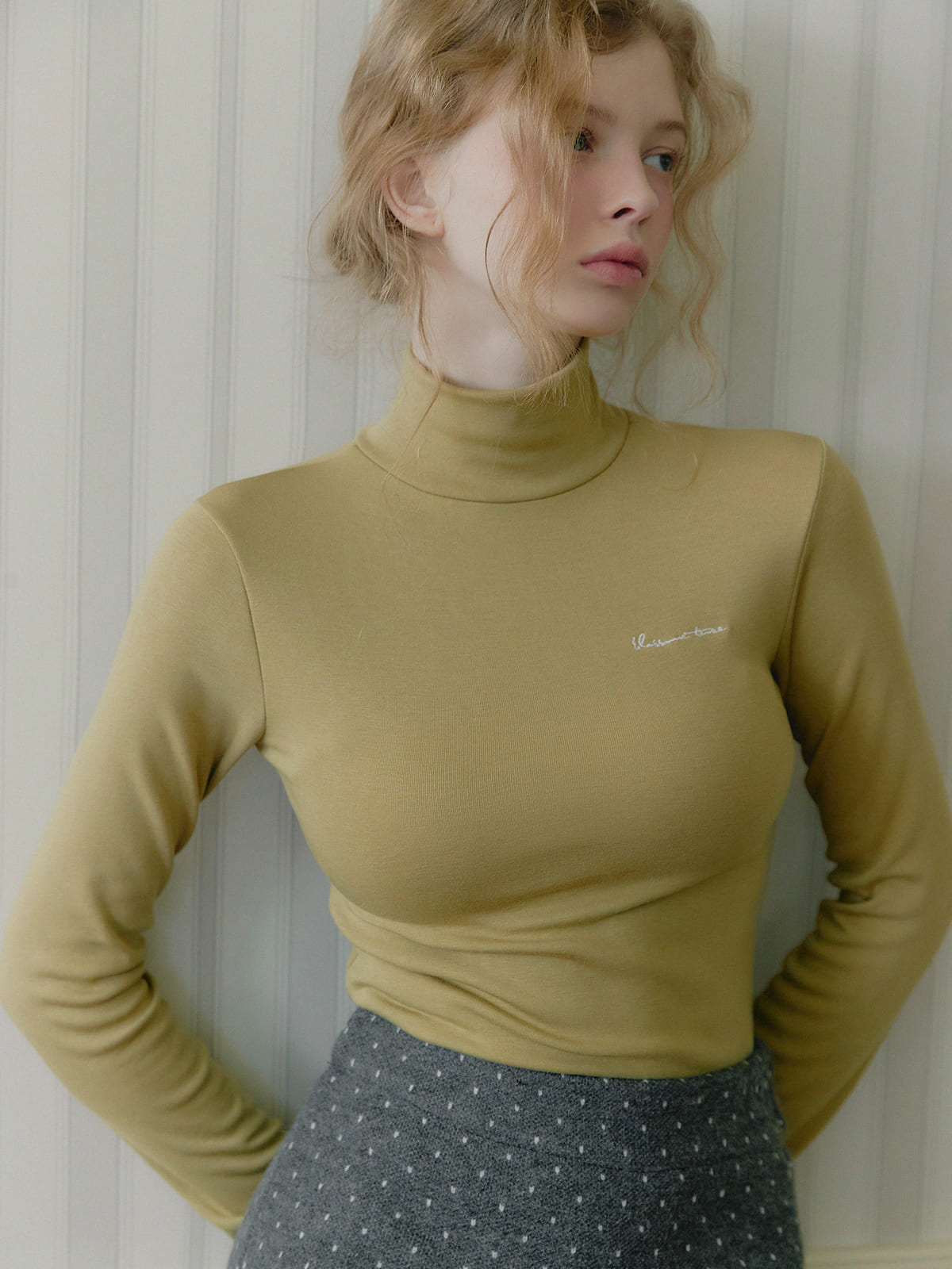 [TWEE] Blen besticktes Fleece-Turtleneck-Shirt