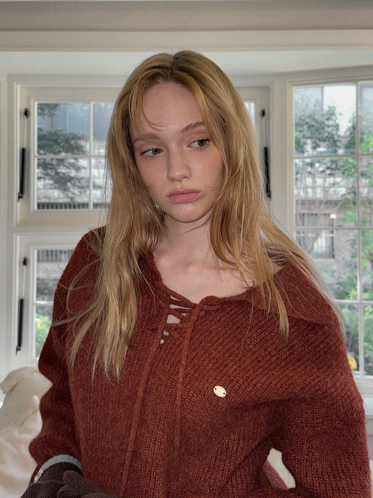 [TWEE] 통기성 레이스업 루즈핏 니트