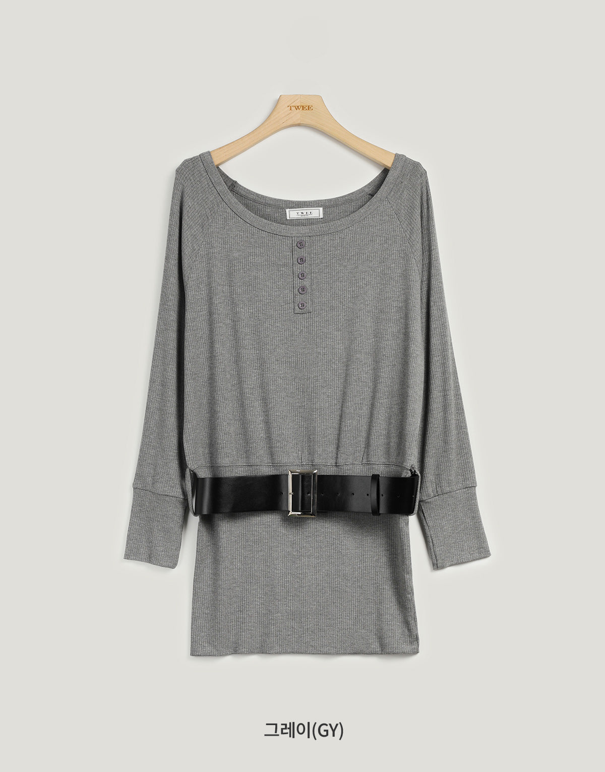 [TWEE] Bain T-Shirt mit asymmetrischer Schulterpartie und breitem Gürtel