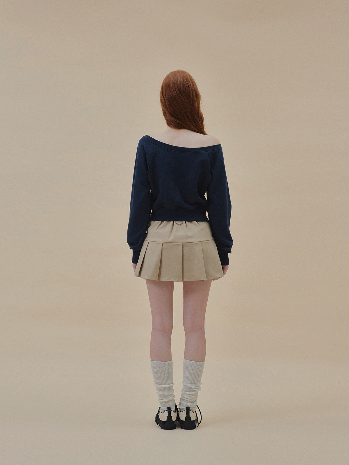 [TWEE] Nezen Embroidered One-Shoulder Long Sleeve Sweatshirt