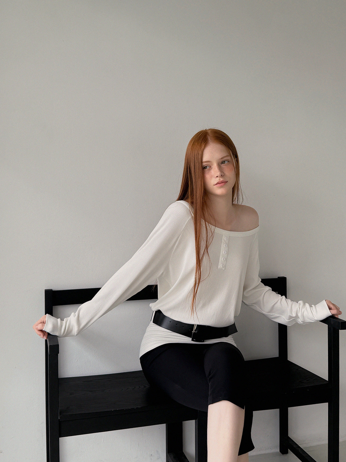 [TWEE] Bain T-Shirt mit asymmetrischer Schulterpartie und breitem Gürtel