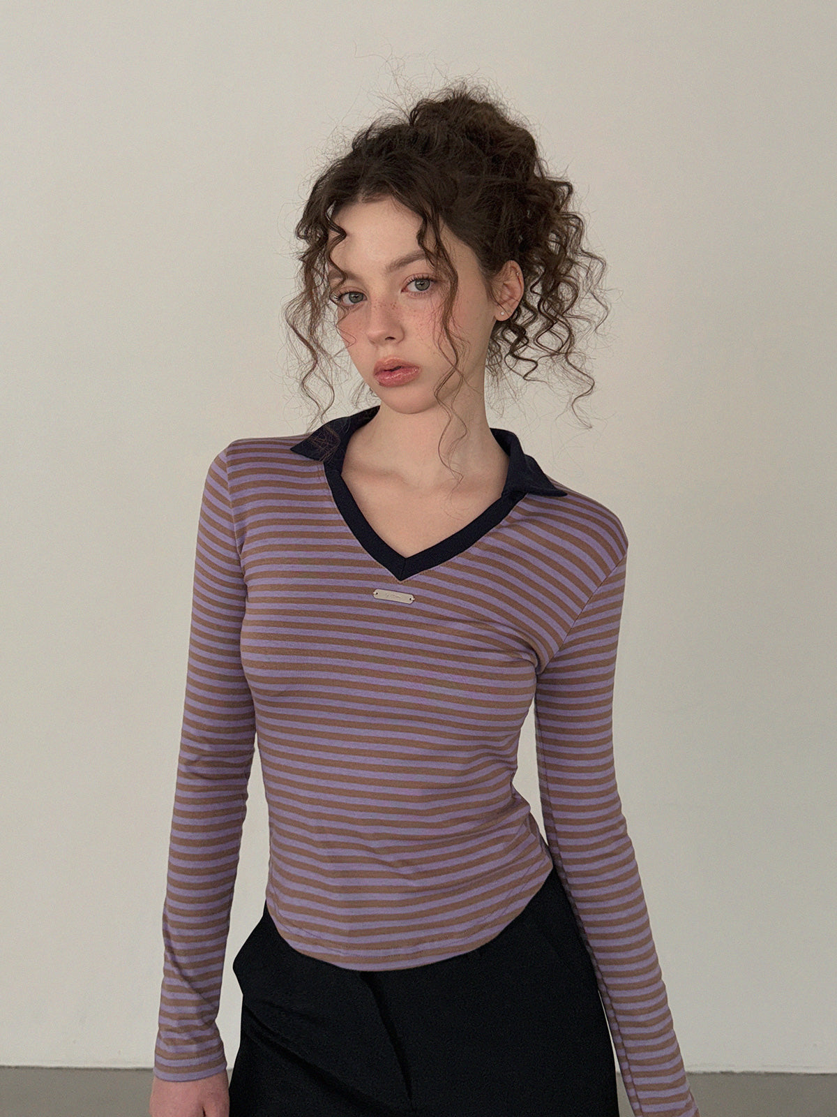 [TWEE] T-shirt Manica Lunga con Scollo a V e Colletto Mobi a Righe