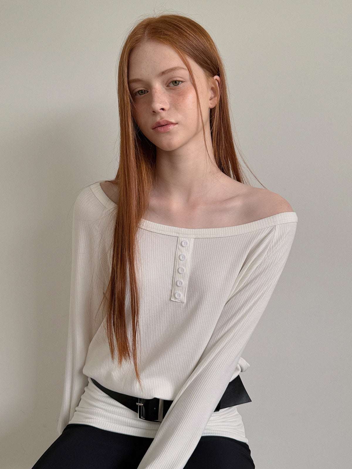 [TWEE] Bain T-Shirt mit asymmetrischer Schulterpartie und breitem Gürtel