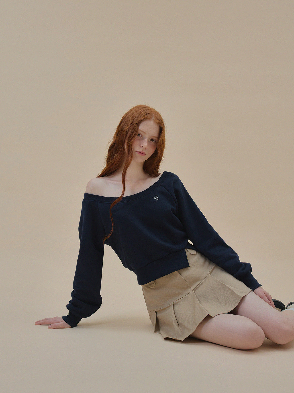 [TWEE] Nezen Embroidered One-Shoulder Long Sleeve Sweatshirt