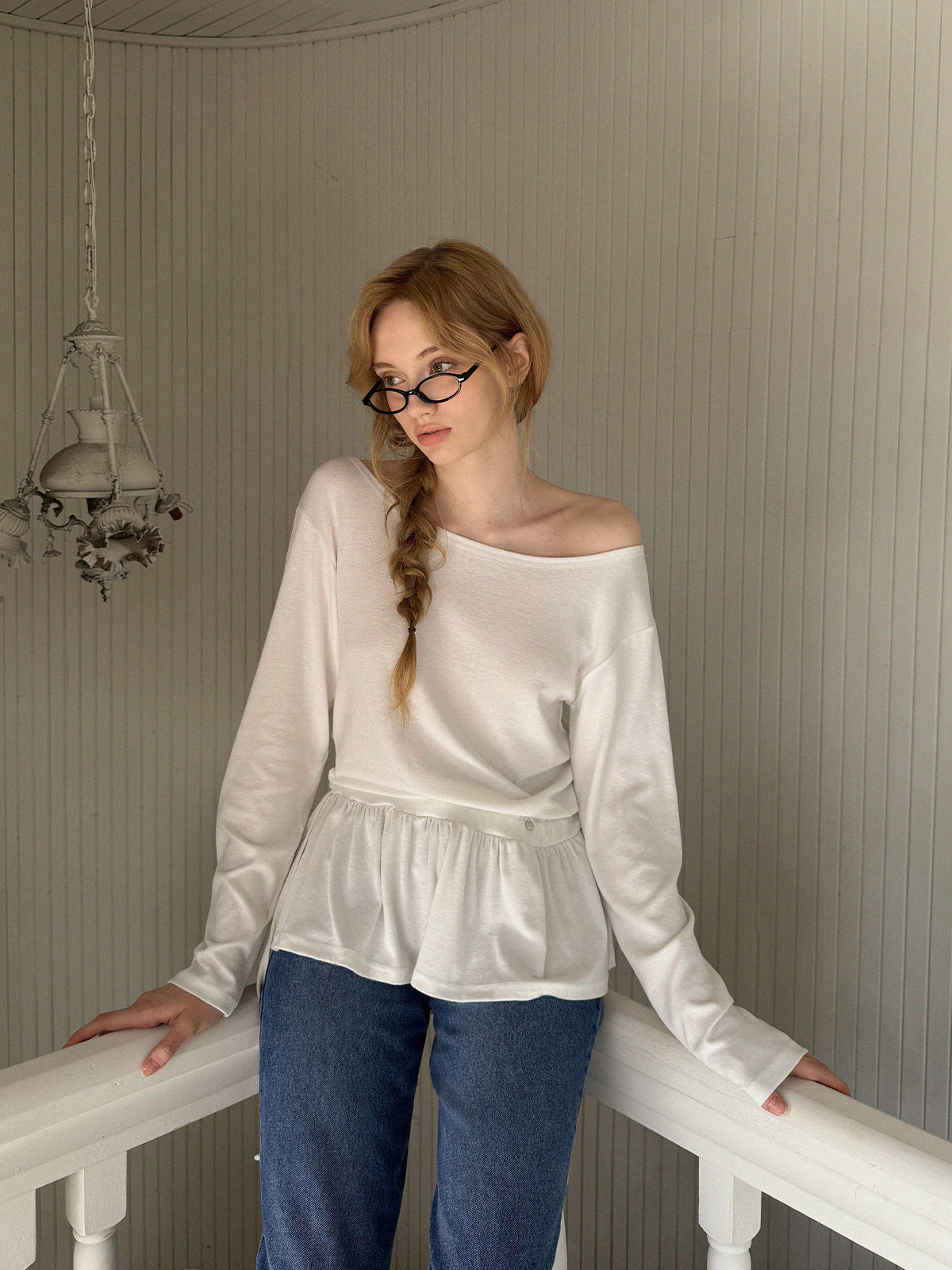 [TWEE] Langärmliges Off-Shoulder-Shirt mit doppeltem Flossenvolant