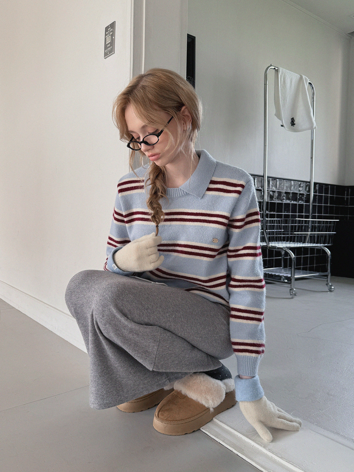 [TWEE] 주름 스트라이프 럭비 칼라 니트 탑