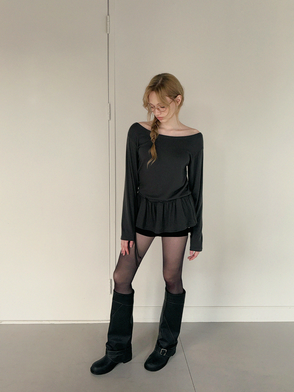 [TWEE] Langärmliges Off-Shoulder-Shirt mit doppeltem Flossenvolant