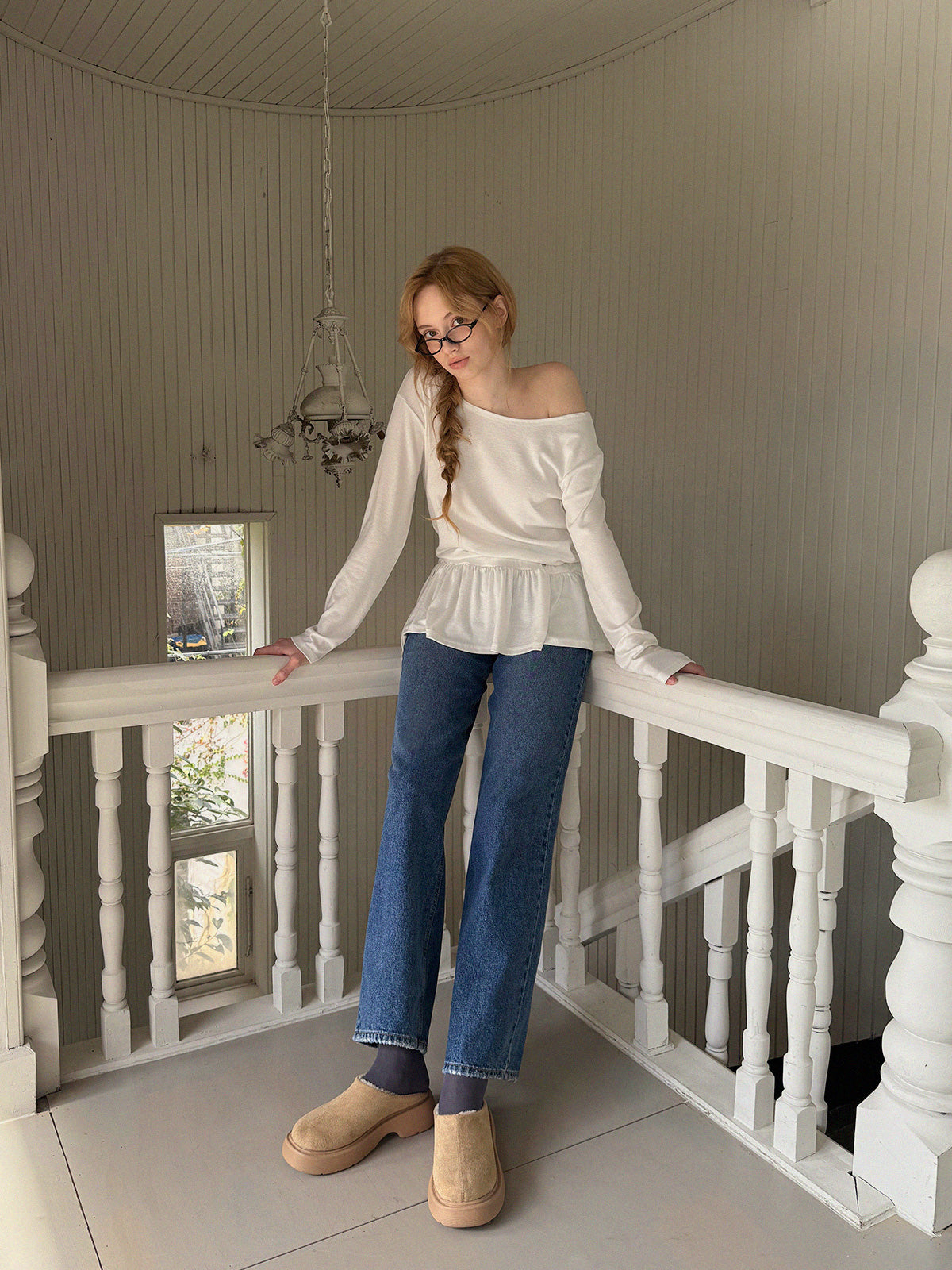 [TWEE] Langärmliges Off-Shoulder-Shirt mit doppeltem Flossenvolant