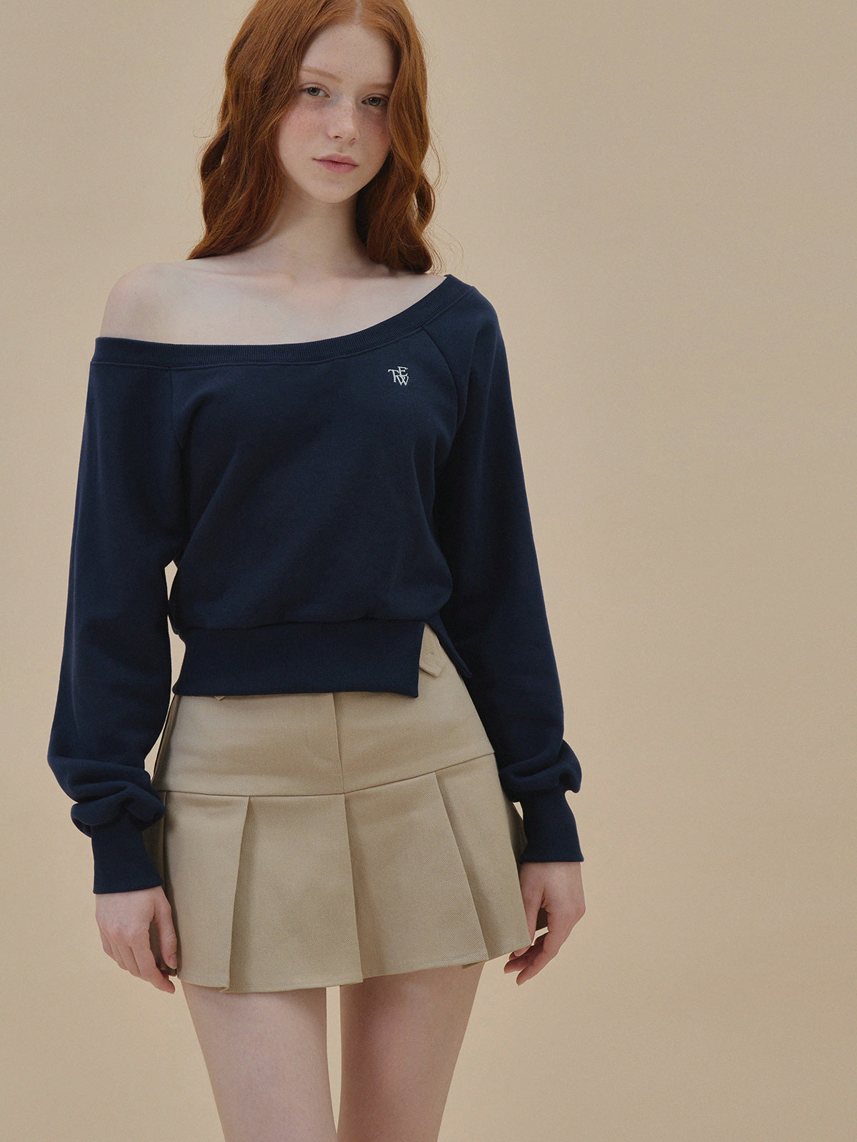 [TWEE] Nezen Embroidered One-Shoulder Long Sleeve Sweatshirt