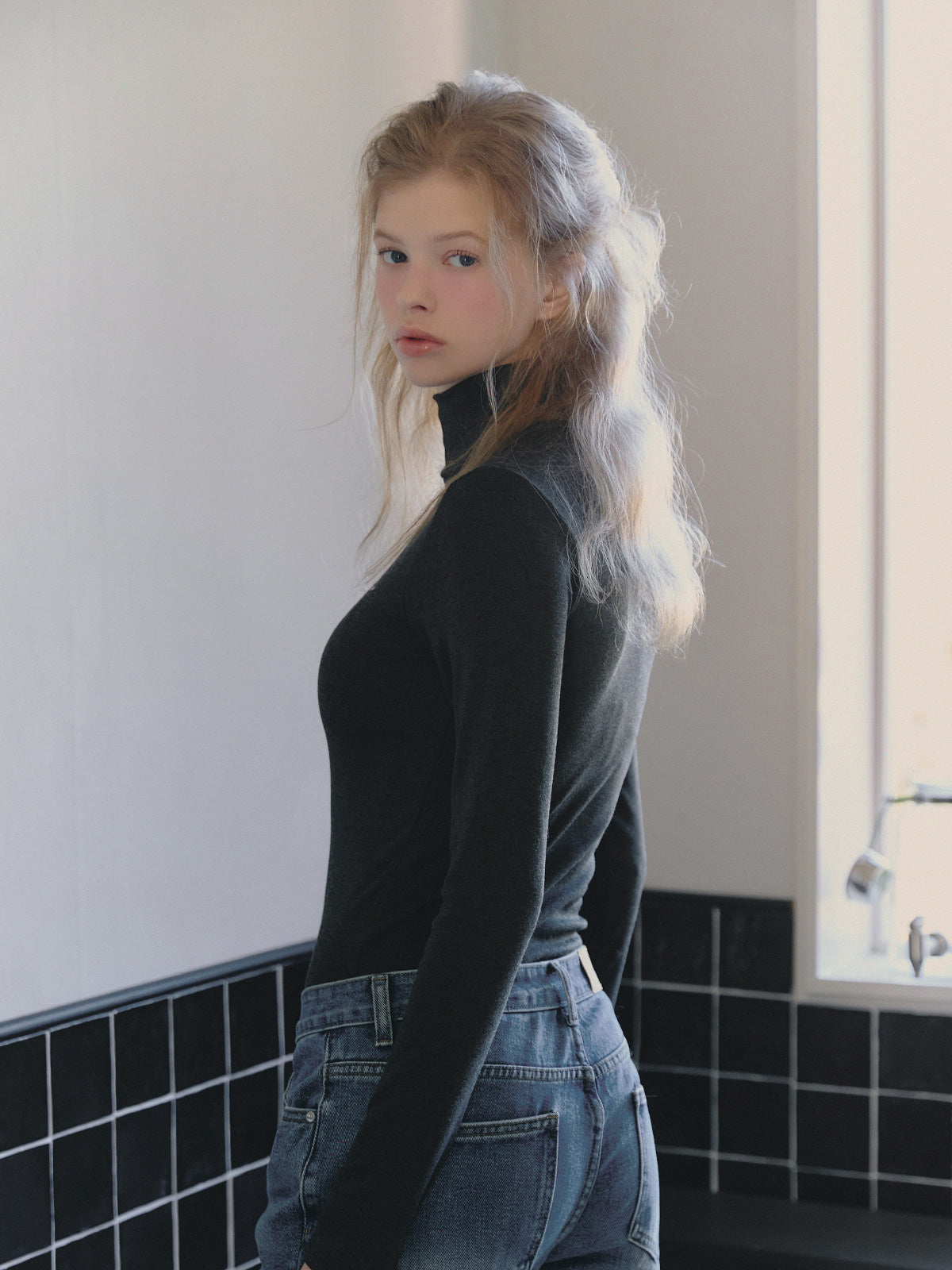 [TWEE] Blen besticktes Fleece-Turtleneck-Shirt