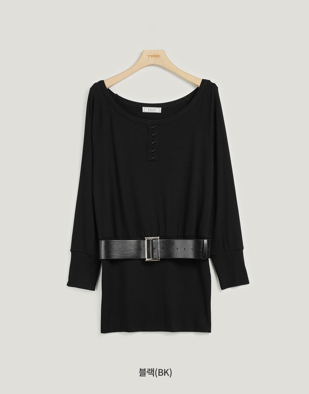 [TWEE] Bain T-Shirt mit asymmetrischer Schulterpartie und breitem Gürtel