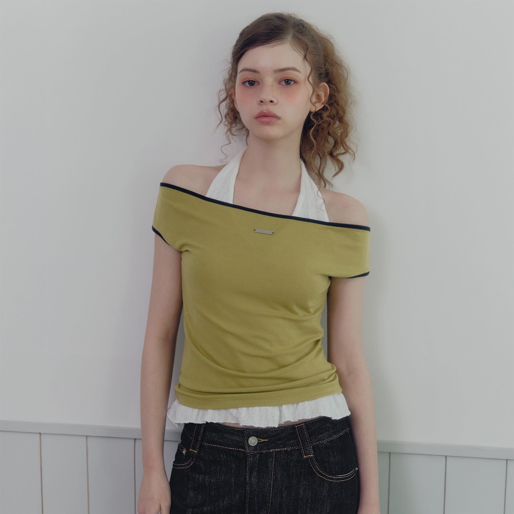 [TWEE] Epiton Color-Block Off-Shoulder T-Shirt