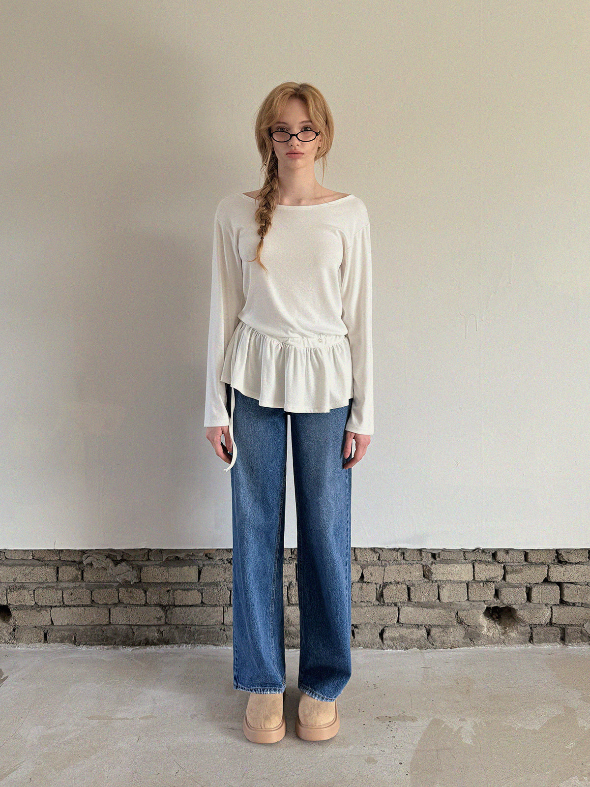 [TWEE] Langärmliges Off-Shoulder-Shirt mit doppeltem Flossenvolant