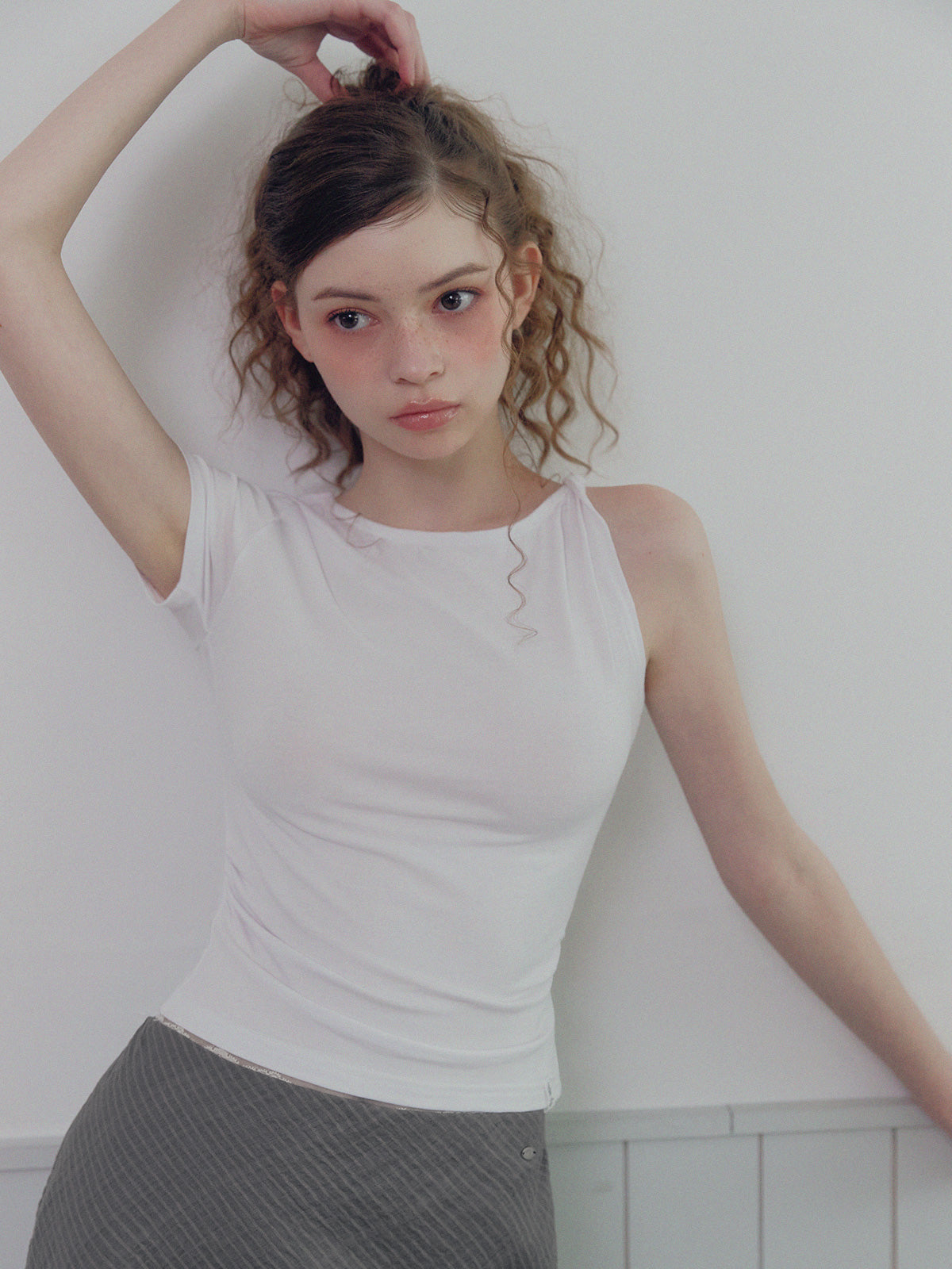[TWEE] Betizen Asymmetric Twist T-Shirt