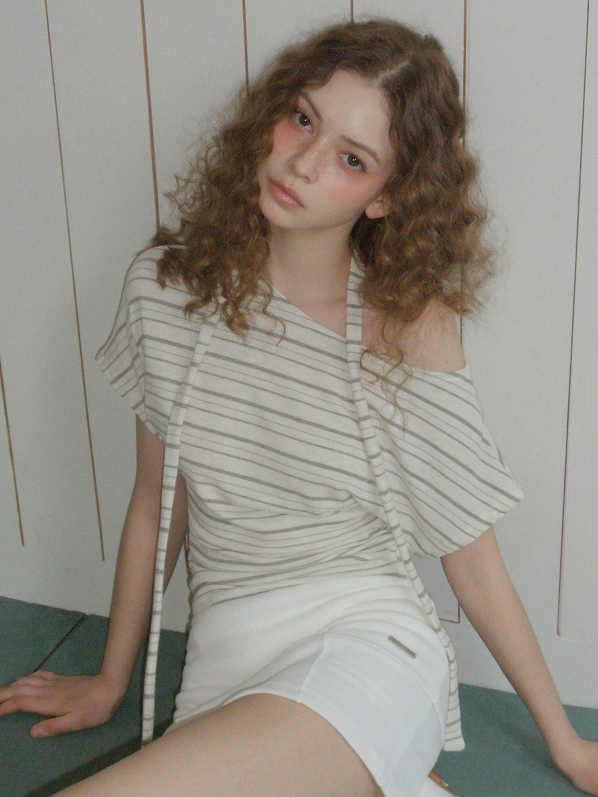 [TWEE] An Chic One-Shoulder Stripe T-Shirt