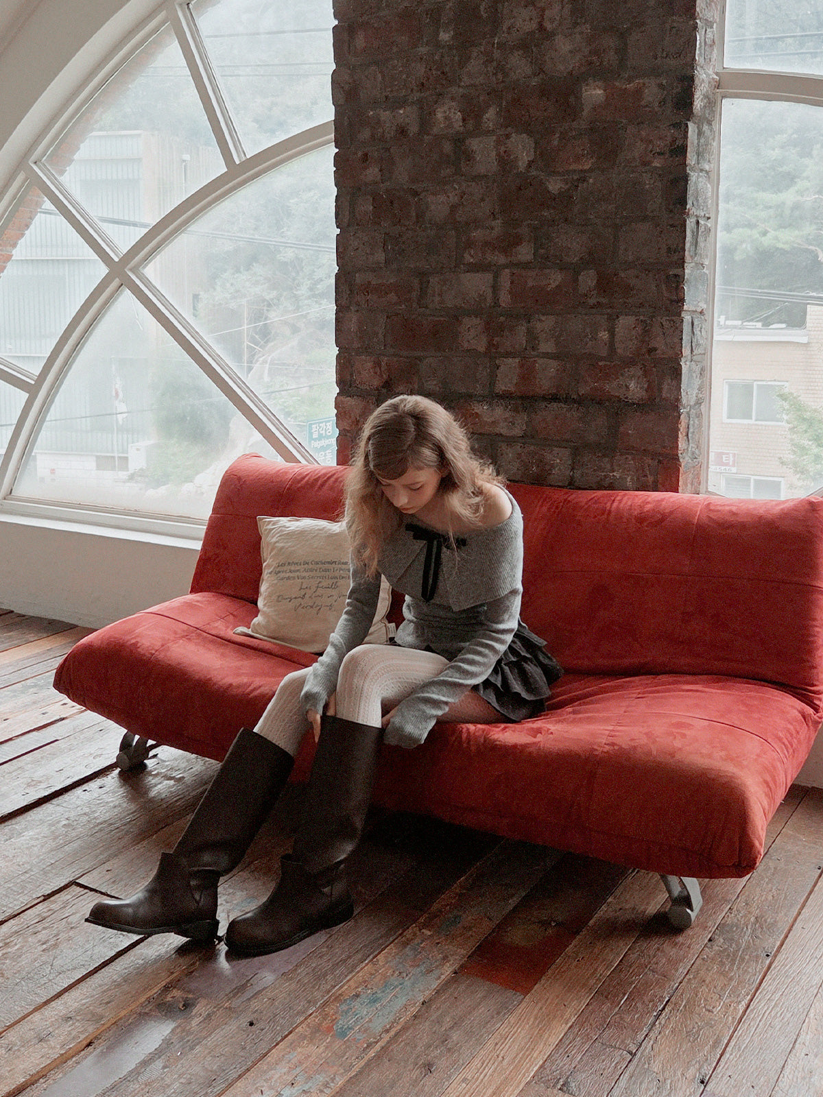 【TWEE】Willn Ribbon Brooch Off-Shoulder Knit