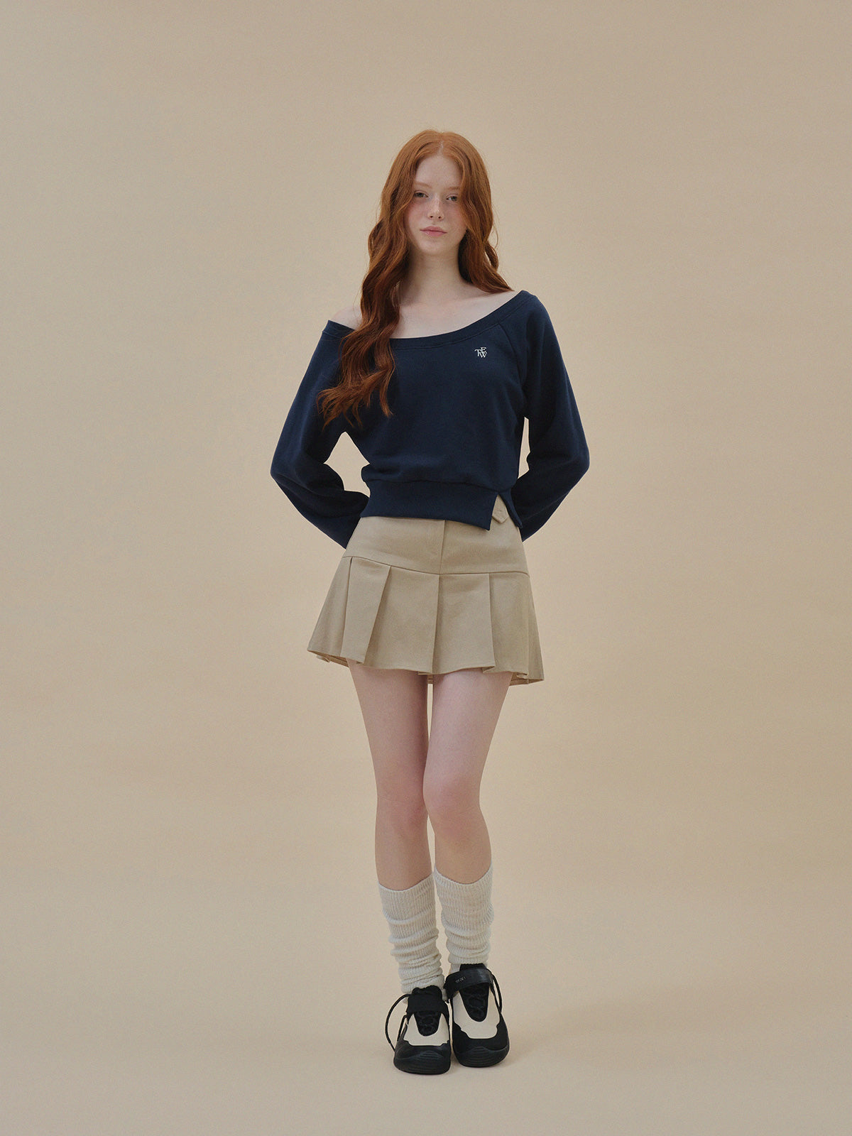 [TWEE] Nezen Embroidered One-Shoulder Long Sleeve Sweatshirt