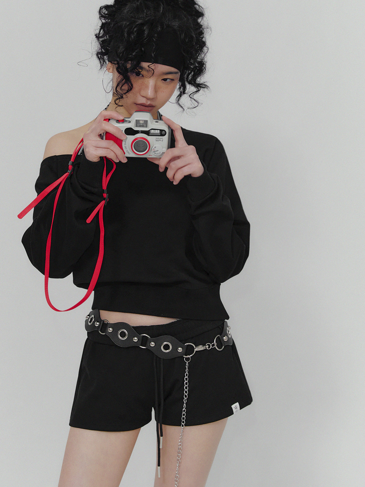 [TWEE] Dunk Basic Off-Shoulder Long-Sleeve Sweatshirt