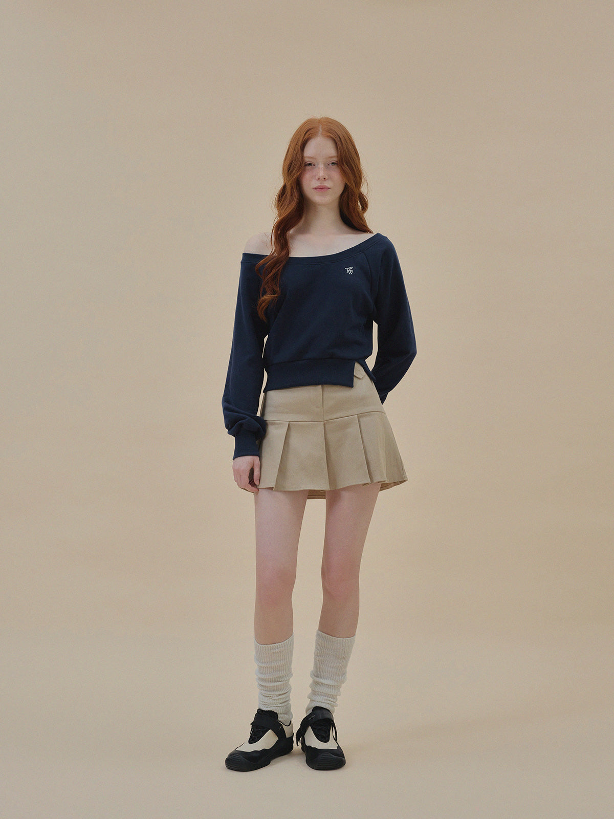 [TWEE] Nezen Embroidered One-Shoulder Long Sleeve Sweatshirt
