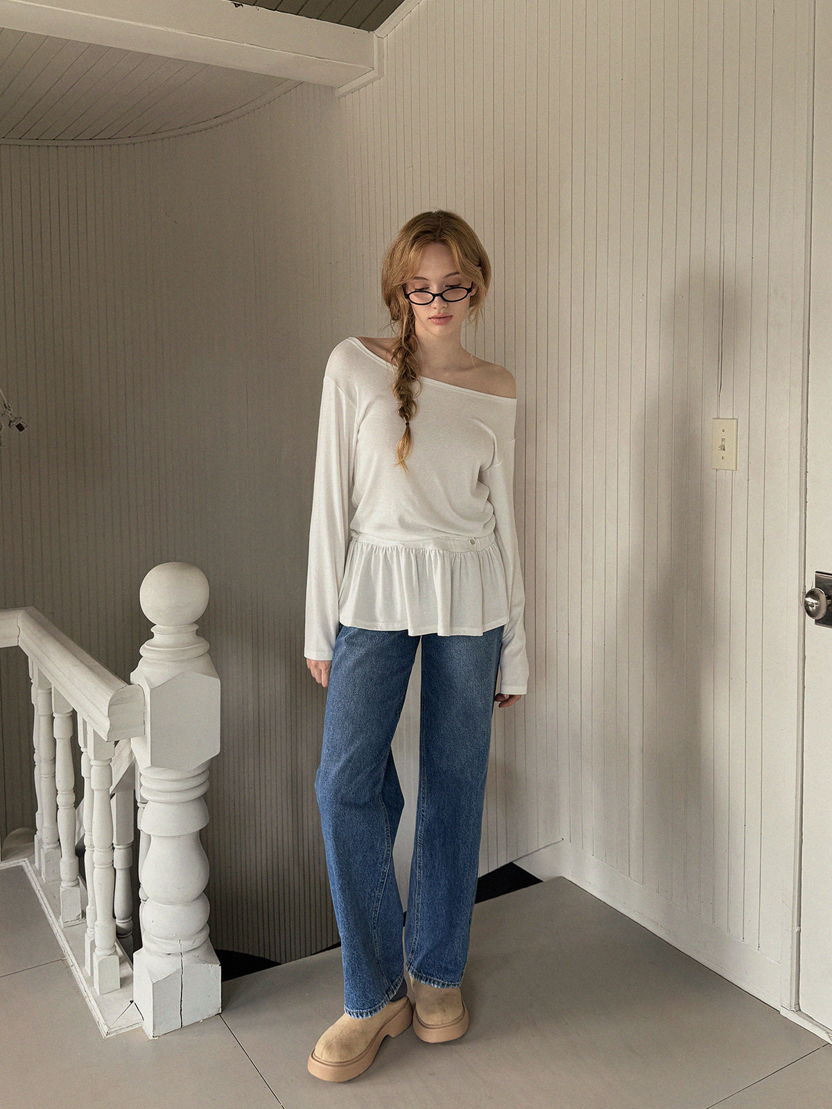 [TWEE] Langärmliges Off-Shoulder-Shirt mit doppeltem Flossenvolant
