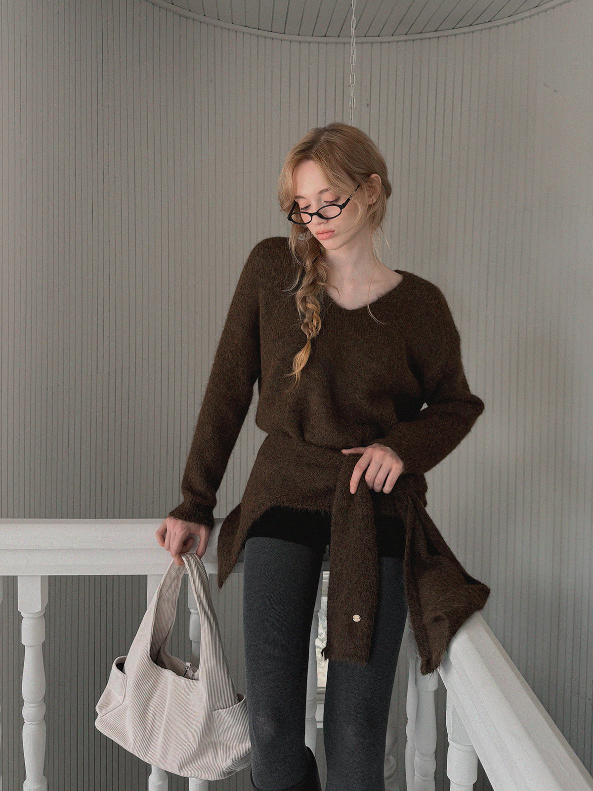 [TWEE] 명사 V넥 루즈핏 니트 (랩 포함)