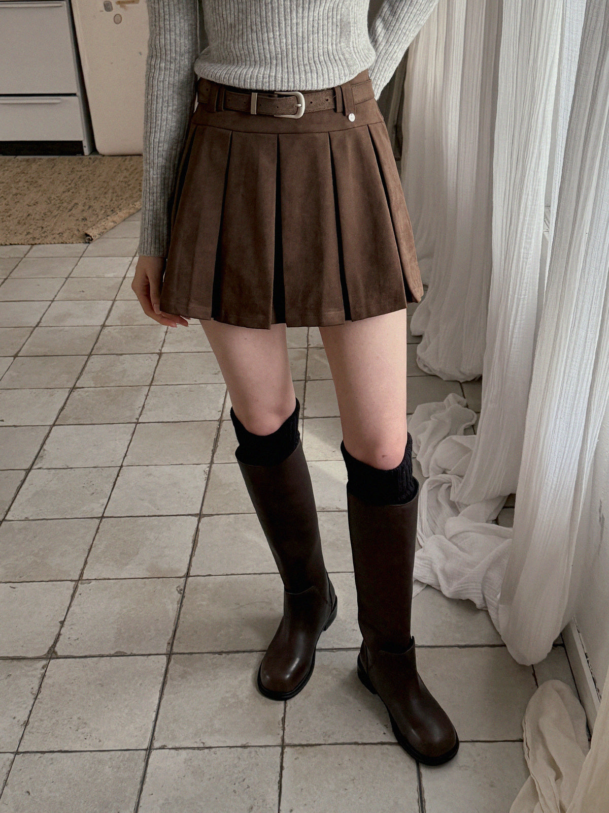 [TWEE] 아포드 스웨이드 플리츠 미니 스커트 (벨트 포함)