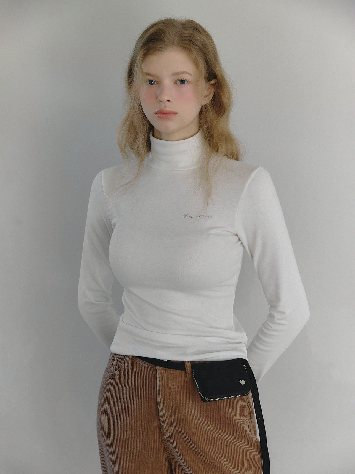 [TWEE] Blen besticktes Fleece-Turtleneck-Shirt