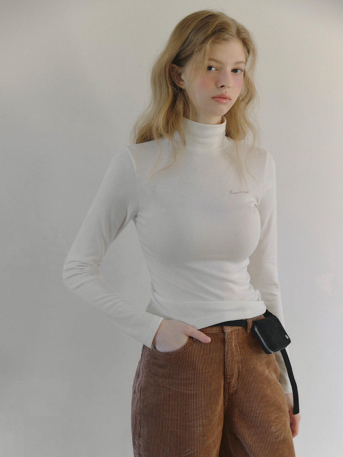 [TWEE] Blen besticktes Fleece-Turtleneck-Shirt