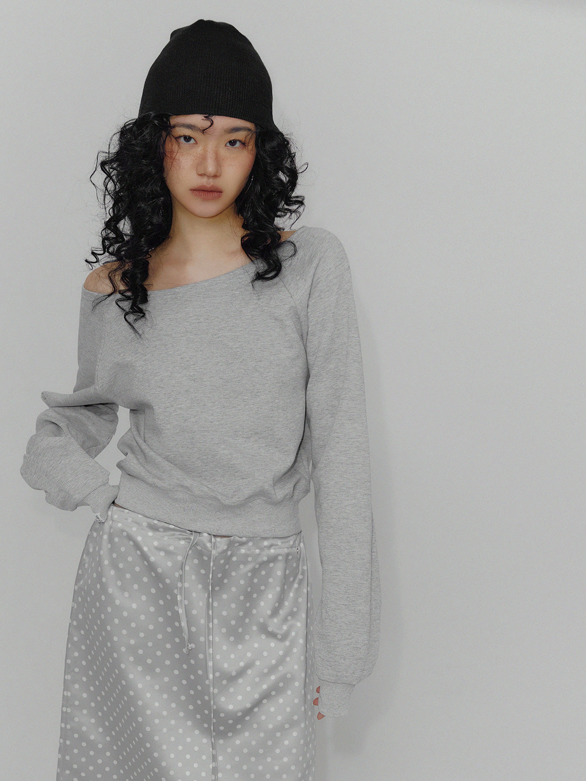 [TWEE] Dunk Basic Off-Shoulder Long-Sleeve Sweatshirt