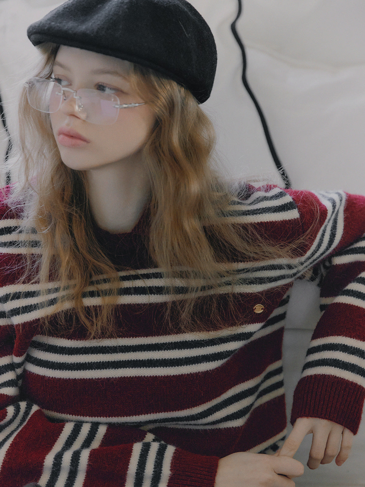 [TWEE] 주름 스트라이프 럭비 칼라 니트 탑