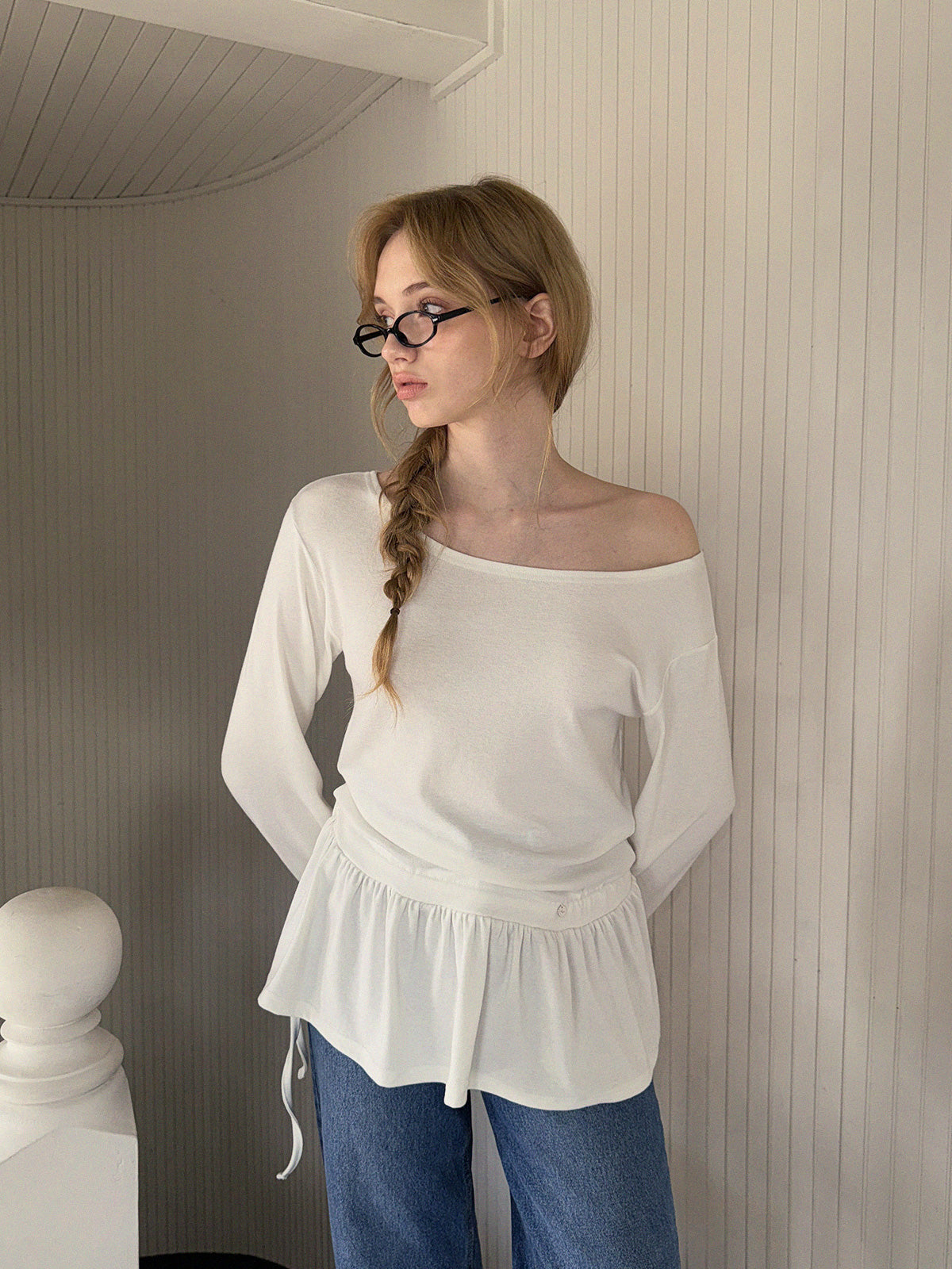 [TWEE] Langärmliges Off-Shoulder-Shirt mit doppeltem Flossenvolant